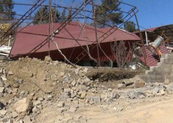 Fay hattı üzerine kurulu köy 10 metre kaydı, geriye üç ev kaldı