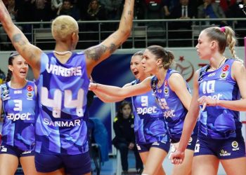 Fenerbahçe Opet, VakıfBank'ı set vermeden mağlup etti!