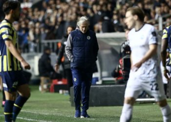 Fenerbahçe’nin Adanademirspor’la 1-1 berabere kaldığı maçın ardından sosyal medyada kulüp yönetimine ligden çekilme yönünde çağrılar birbirini izliyor.