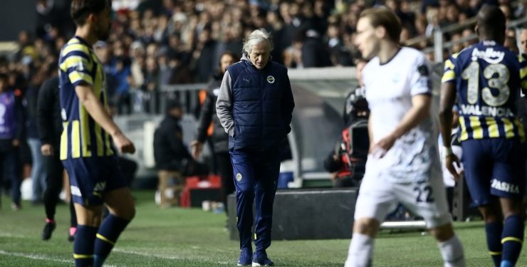 Fenerbahçe’nin Adanademirspor’la 1-1 berabere kaldığı maçın ardından sosyal medyada kulüp yönetimine ligden çekilme yönünde çağrılar birbirini izliyor.