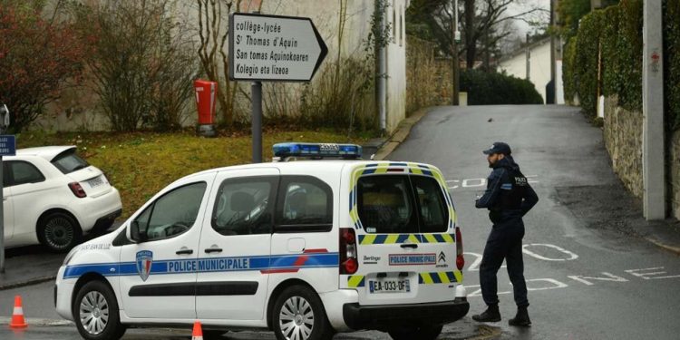 Fransa'da 16 yaşındaki lise öğrencesi öğretmenini bıçaklayarak öldürdü