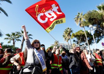 Fransa'da Macron'un emeklilik yaşını yükseltme planına karşı ikinci grev