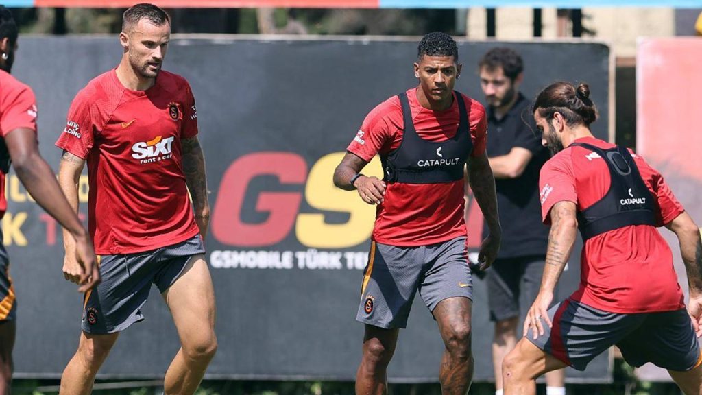 Galatasaray'da Van Aanholt ve Seferovic ile yollar ayrıldı