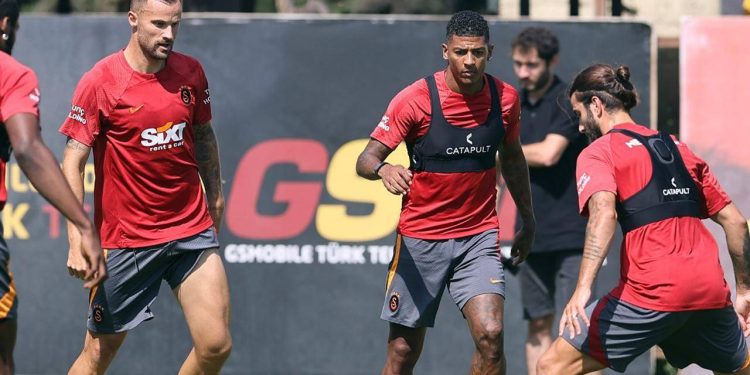 Galatasaray'da Van Aanholt ve Seferovic ile yollar ayrıldı