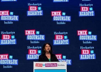 Halkların Demokratik Partisi’nin (HDP) başını çektiği Emek ve Özgürlük İttifakı, cumhurbaşkanı adayını belirleme sürecini hızlandırdı. HDP Eş Genel Başkanı Pervin Buldan, aday belirleme çalışmalarının sürdüğünü söyledi. Buldan, "Şubat’ın ilk haftası" adayın isminin kamuoyuna açıklanabileceğini belirtti.
