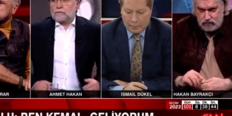 Hakan Bayrakçı, CNN Türk canlı yayınında tırnaklarını kesti
