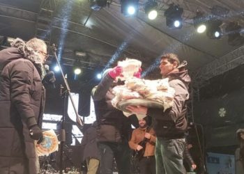 Haluk Levent aracı oldu, kağıt helvalar konsere gelenlere dağıtıldı