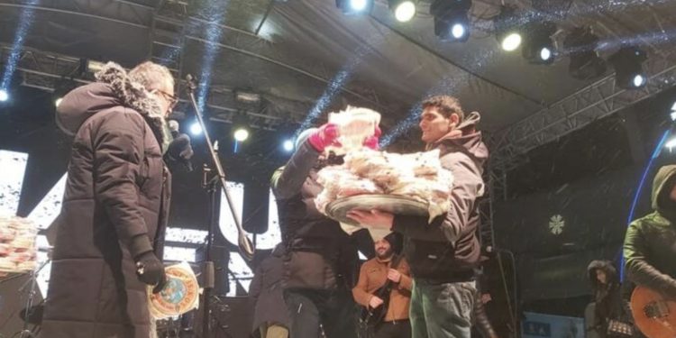 Haluk Levent aracı oldu, kağıt helvalar konsere gelenlere dağıtıldı