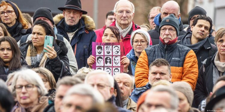 Hanau’da ırkçı saldırının kurbanları anılıyor