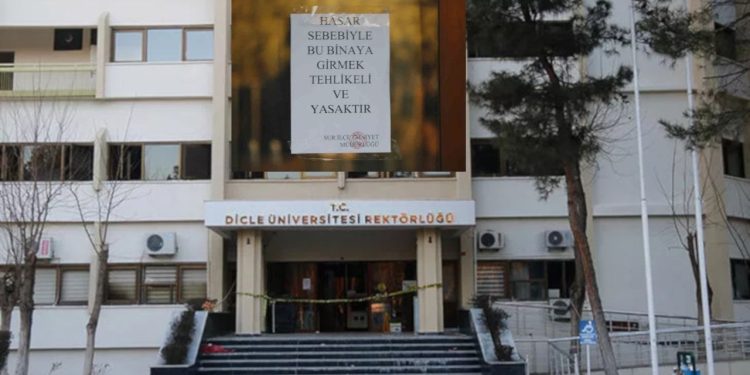 Hasar gören Dicle Üniversitesi rektörlük binası boşaltıldı