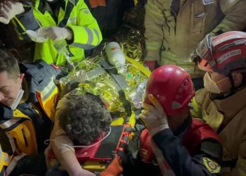 Hatay'da 17 yaşındaki genç enkazdan sağ çıkarıldı