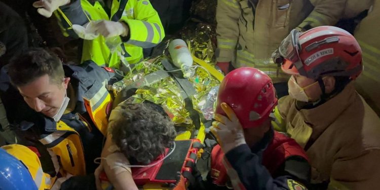 Hatay'da 17 yaşındaki genç enkazdan sağ çıkarıldı