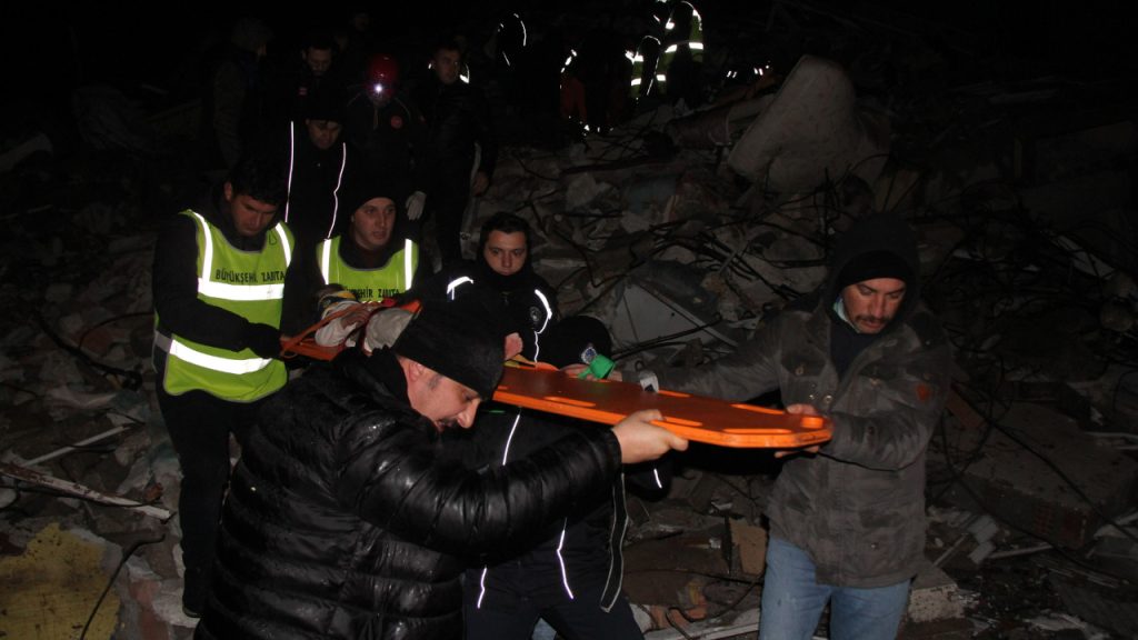 Hatay'da 26 saat sonra 2 küçük çocuk enkazdan sağ olarak kurtarıldı