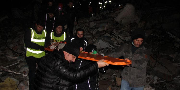 Hatay'da 26 saat sonra 2 küçük çocuk enkazdan sağ olarak kurtarıldı