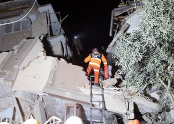 Hatay'da meydana gelen 6,4 büyüklüğündeki depremde hayatını kaybedenlerin sayısı 6'ya yükseldi. Kahramanmaraş merkezli depremlerde hasar gören birçok binanın son depremde yıkıldığı belirtiliyor.