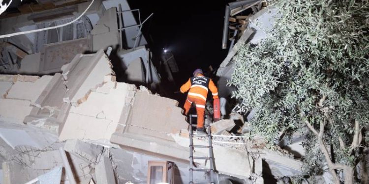 Hatay'da meydana gelen 6,4 büyüklüğündeki depremde hayatını kaybedenlerin sayısı 6'ya yükseldi. Kahramanmaraş merkezli depremlerde hasar gören birçok binanın son depremde yıkıldığı belirtiliyor.