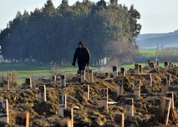Kahramanmaraş merkezli 10 ili etkileyen 7,7 ve 7,6 büyüklüğündeki depremler sonrası yaşamlarını yitirenler toprağa veriliyor. Depremin ağır hasar verdiği illerden Hatay'ın Antakya ilçesinde, "deprem mezarlığı" oluşturuldu. Kepçeler tarafından kazılan ve numaralanan mezarlara defin yapılıyor.