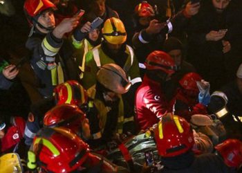 Hatay'da enkaz altında kalan iki kişi depremin 261'inci saatinde kurtarıldı