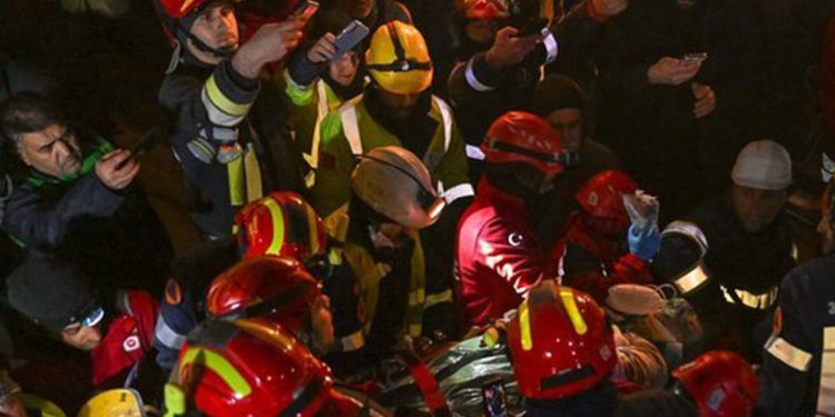 Hatay'da enkaz altında kalan iki kişi depremin 261'inci saatinde kurtarıldı
