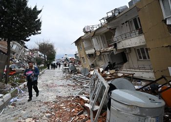 Depremin en çok yıkıma neden olduğu yerlerden biri de Antakya oldu. T24 muhabiri Hazar Dost, Antakya'da yaşananları kaydetti. Antakya'daki gelişmeleri takip eden Dost, "Felaketin boyutları çok ciddi" dedi.