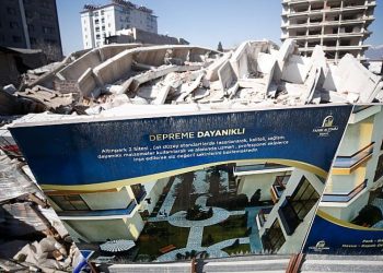 Hatay'da yıkılan siteden geriye 'depreme dayanıklı' tabelası kaldı