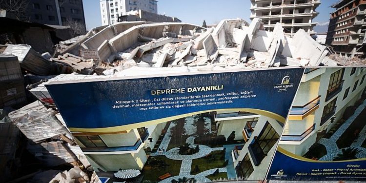 Hatay'da yıkılan siteden geriye 'depreme dayanıklı' tabelası kaldı