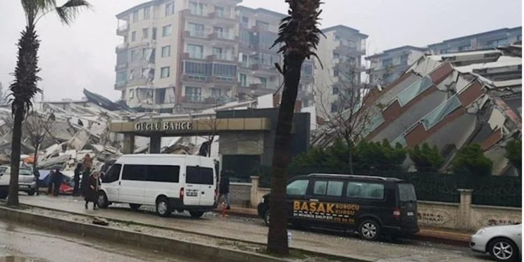 Hatay'da yıkılan üç yıllık sitenin müteahhidi: Bana binayı soramazsınız