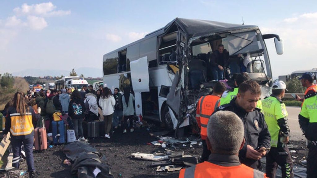 Hatay'dan öğretmen ve öğrenci taşıyan otobüs kaza yaptı: İki ölü