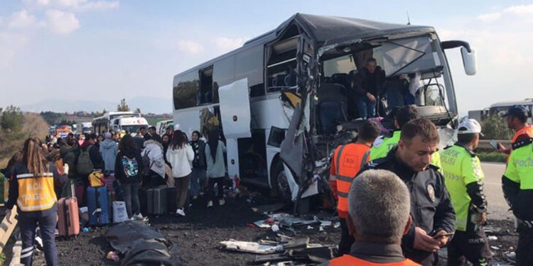 Hatay'dan öğretmen ve öğrenci taşıyan otobüs kaza yaptı: İki ölü