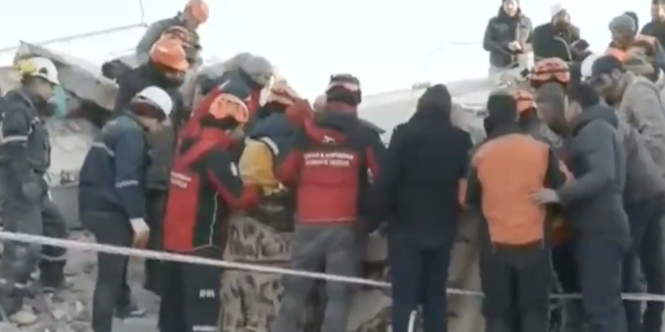 Hatay’dan sevindiren haber: 102. saatte 9 kişi kurtarıldı