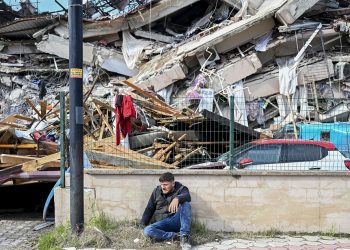 Hataylı depremzede: Lavabo ihtiyacımızı şişmiş cesetlerin arasında karşılıyoruz, Kızılay nerede?