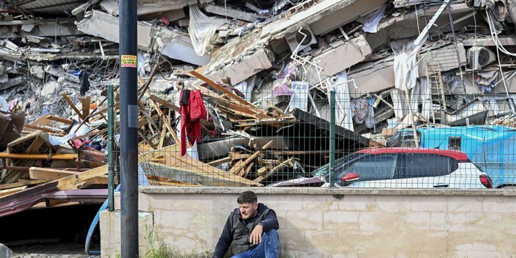 Hataylı depremzede: Lavabo ihtiyacımızı şişmiş cesetlerin arasında karşılıyoruz, Kızılay nerede?