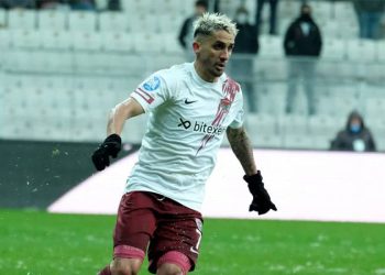 Hataysporlu futbolcu Ribeiro, depremde duvarlar çatlamaya başlayınca pencereden atladı