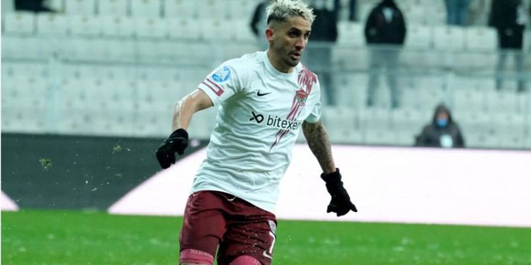 Hataysporlu futbolcu Ribeiro, depremde duvarlar çatlamaya başlayınca pencereden atladı