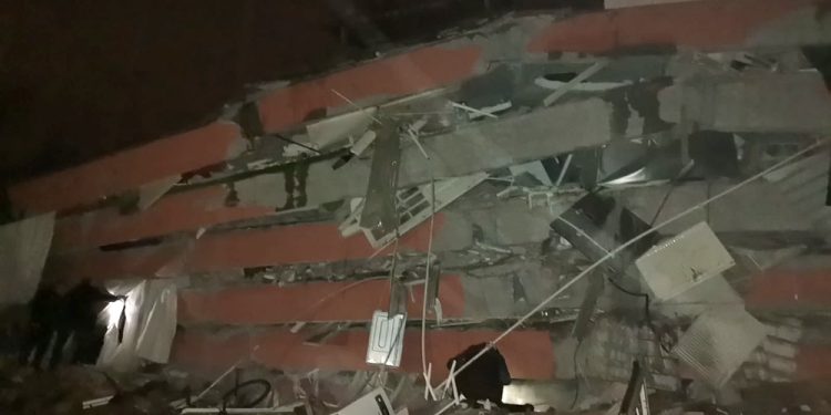 Her yerden ihbar yağıyor, enkaz altında kalanlar var; Türkiye 4. seviye yardım alarmı verdi