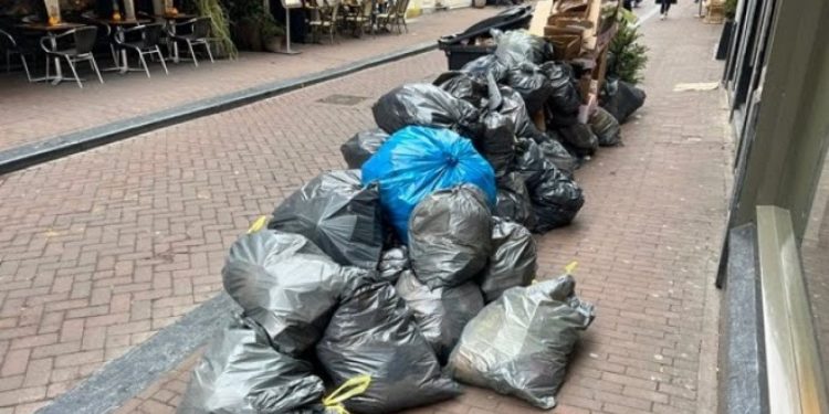 Hollanda'da temizlik işçileri grevde