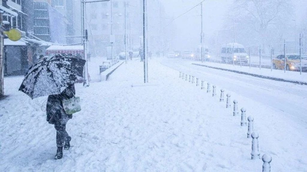 İBB'den kar yağışı uyarısı: Zorunlu olmadıkça dışarı çıkmayın