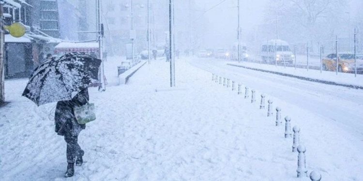 İBB'den kar yağışı uyarısı: Zorunlu olmadıkça dışarı çıkmayın