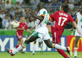 Eski milli futbolcu İlhan Mansız, 2002 FIFA Dünya Kupası'nda Senegal maçında giydiği formayı gelirini depremzedelere bağışlamak için açık artırmaya çıkardı.