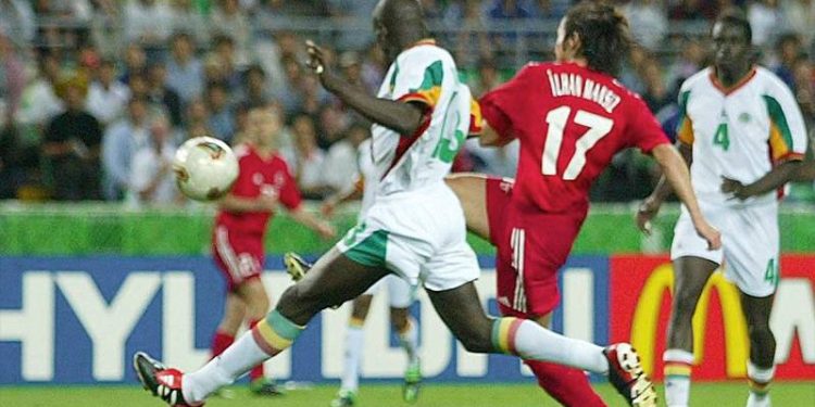 Eski milli futbolcu İlhan Mansız, 2002 FIFA Dünya Kupası'nda Senegal maçında giydiği formayı gelirini depremzedelere bağışlamak için açık artırmaya çıkardı.