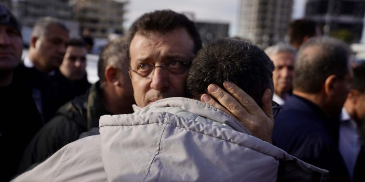 İmamoğlu, bir yıllık maaşını depremzedelere bağışladı