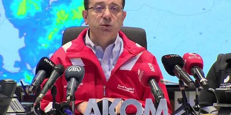 İstanbul Büyükşehir Belediye Başkanı Ekrem İmamoğlu, "Mümkün olduğu kadar dışarıya çıkılmamalı, yolculuk yapılacaksa da toplu taşıma kullanılması önemli" uyarısını yaptı.