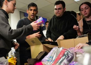 İngiltere Başbakanı Sunak öğrencilerin deprem bağışı kampanyasına yardım etti