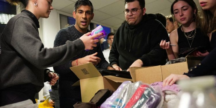 İngiltere Başbakanı Sunak öğrencilerin deprem bağışı kampanyasına yardım etti