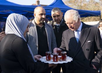 İngiltere Kralı Charles depremzedelere yardım çalışması yapan gönüllüleri ziyaret etti