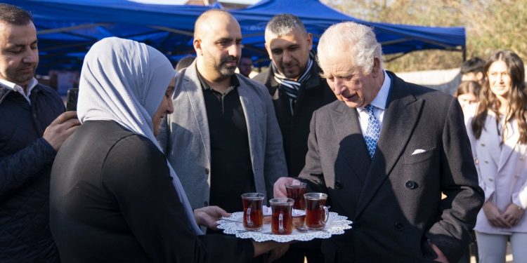 İngiltere Kralı Charles depremzedelere yardım çalışması yapan gönüllüleri ziyaret etti