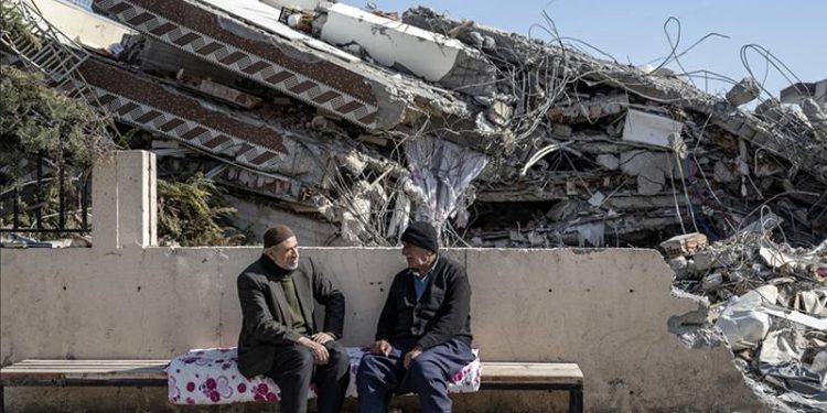 İngiltere'de 29 televizyon kanalından eş zamanlı deprem bölgesine yardım çağrısı