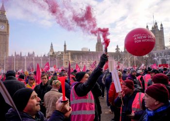 İngiltere'de 500 binden fazla kişi hayat pahalılığı nedeniyle greve gitti