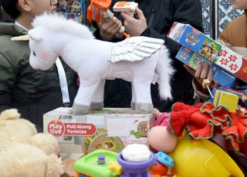 İngiltere'de çocuklar depremzede yaşıtlarına yardım için oyuncaklarını sattı