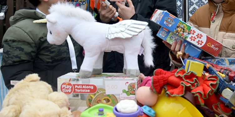 İngiltere'de çocuklar depremzede yaşıtlarına yardım için oyuncaklarını sattı